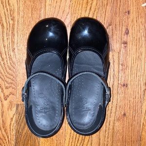 Dansko girls clogs patent leather size 34